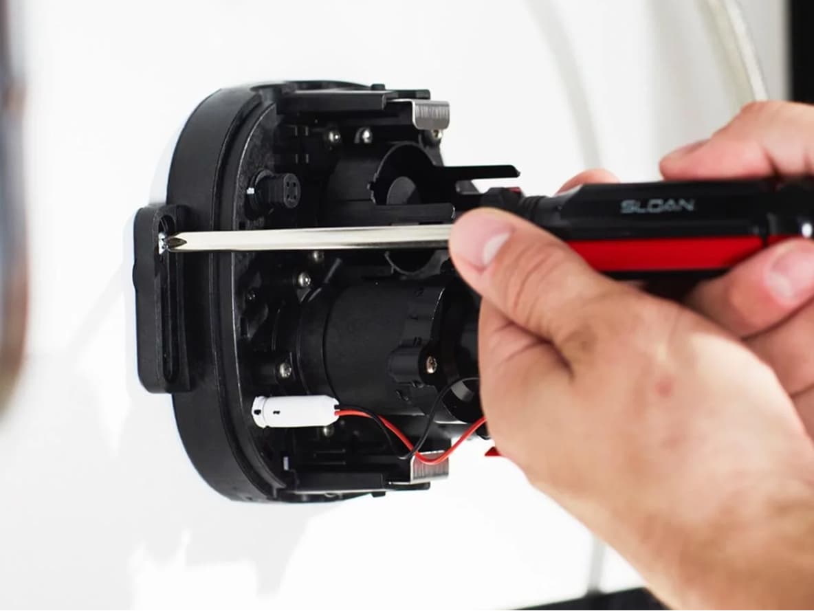 Installation of the Optima Box with a screwdriver