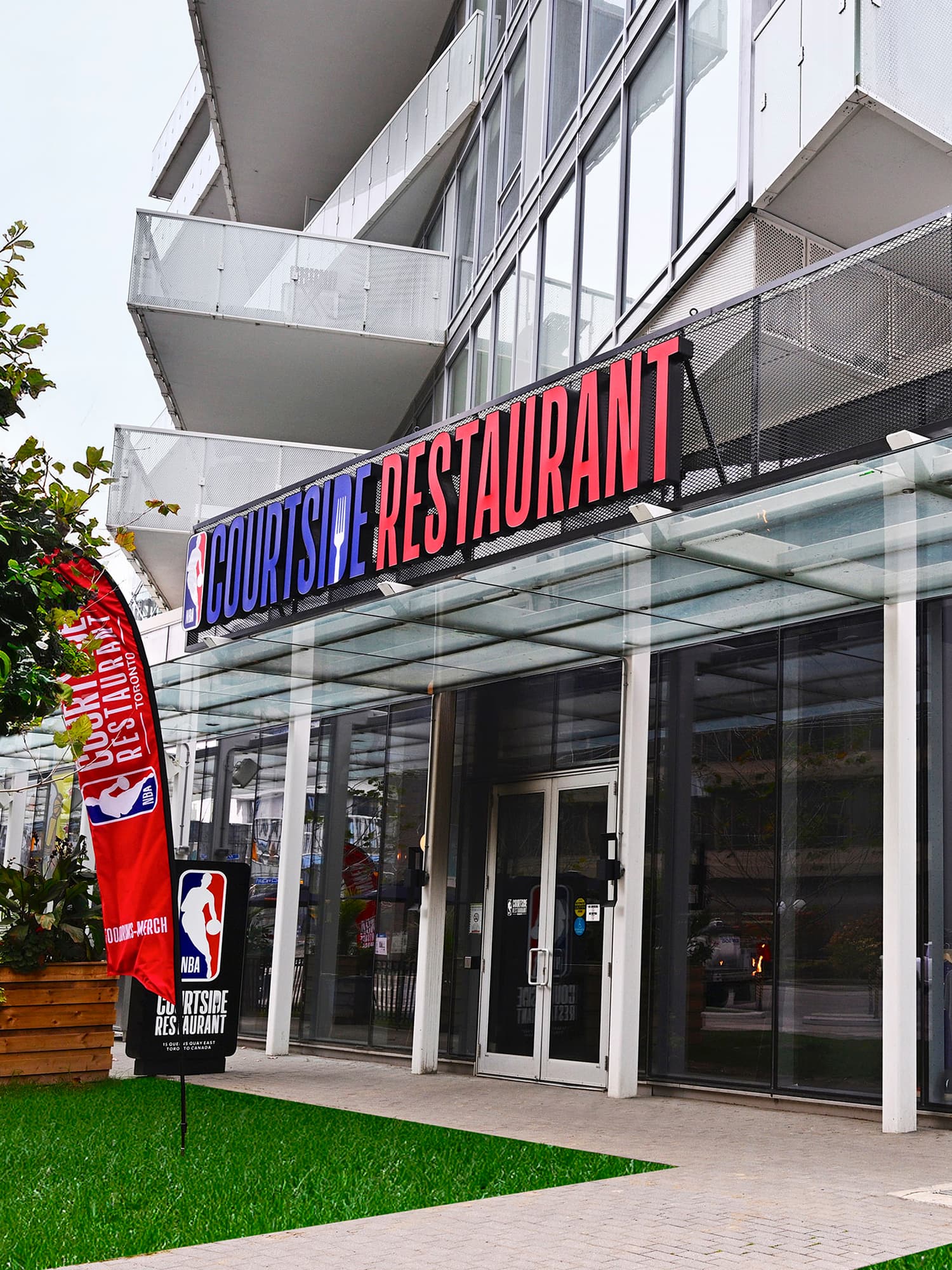 Located in the heart of Toronto, the first-ever NBA Courtside Restaurant is a 10,000-square-foot sports-inspired dining experience that celebrates the NBA through custom art and décor.
