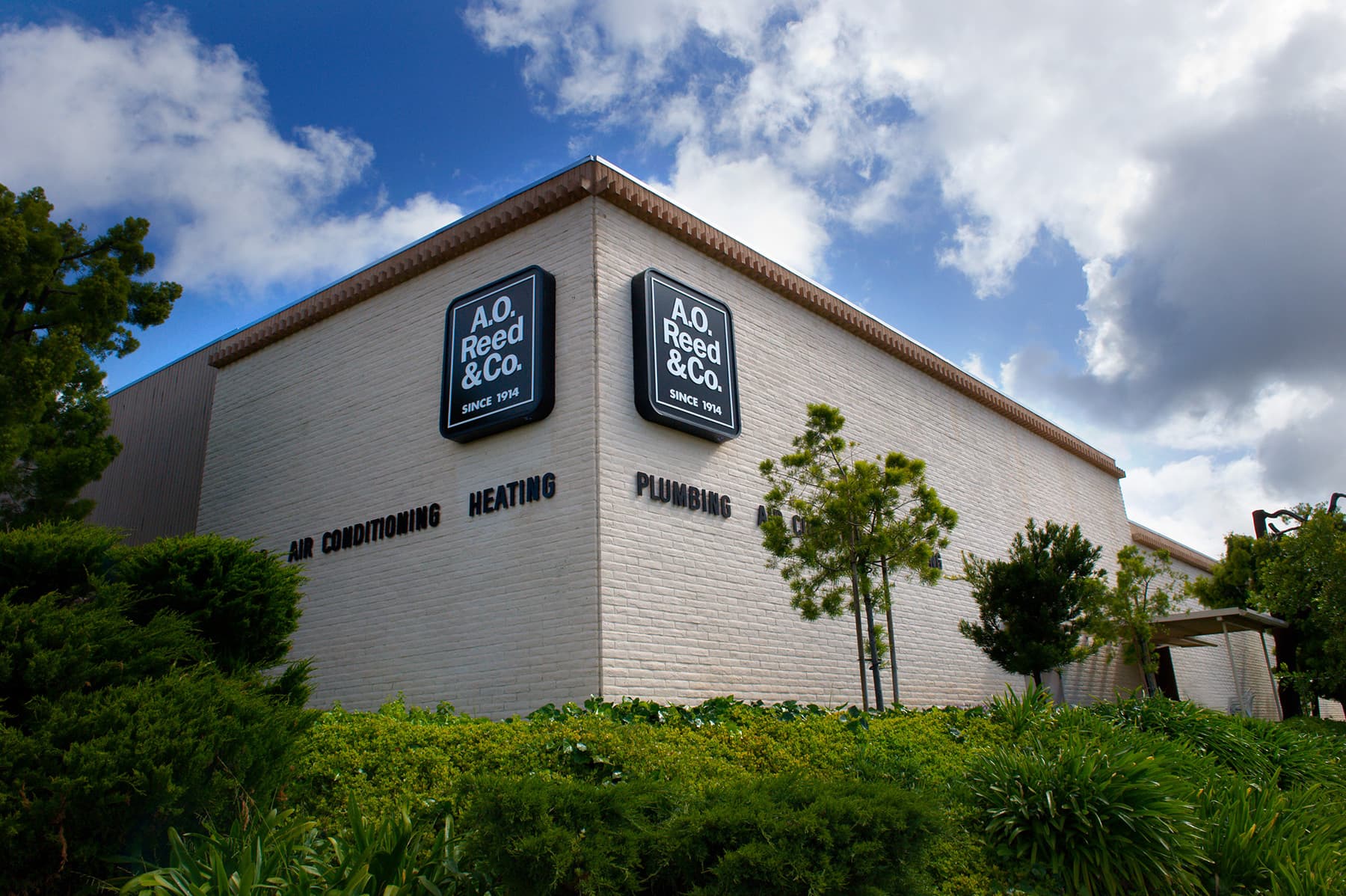 street view of the A.O Reed & Co. building surrounded by greenery and palm trees