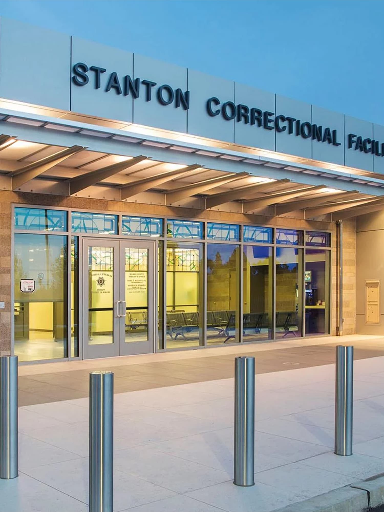 Exterior of Stanton Correctional Facility in Fairfield, California