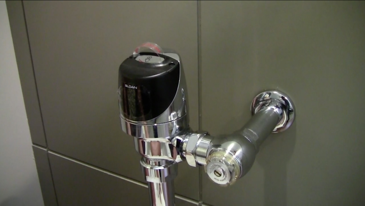 Solución de Problemas de Fluxómetros - Ajuste del Rango de Detección Automática
