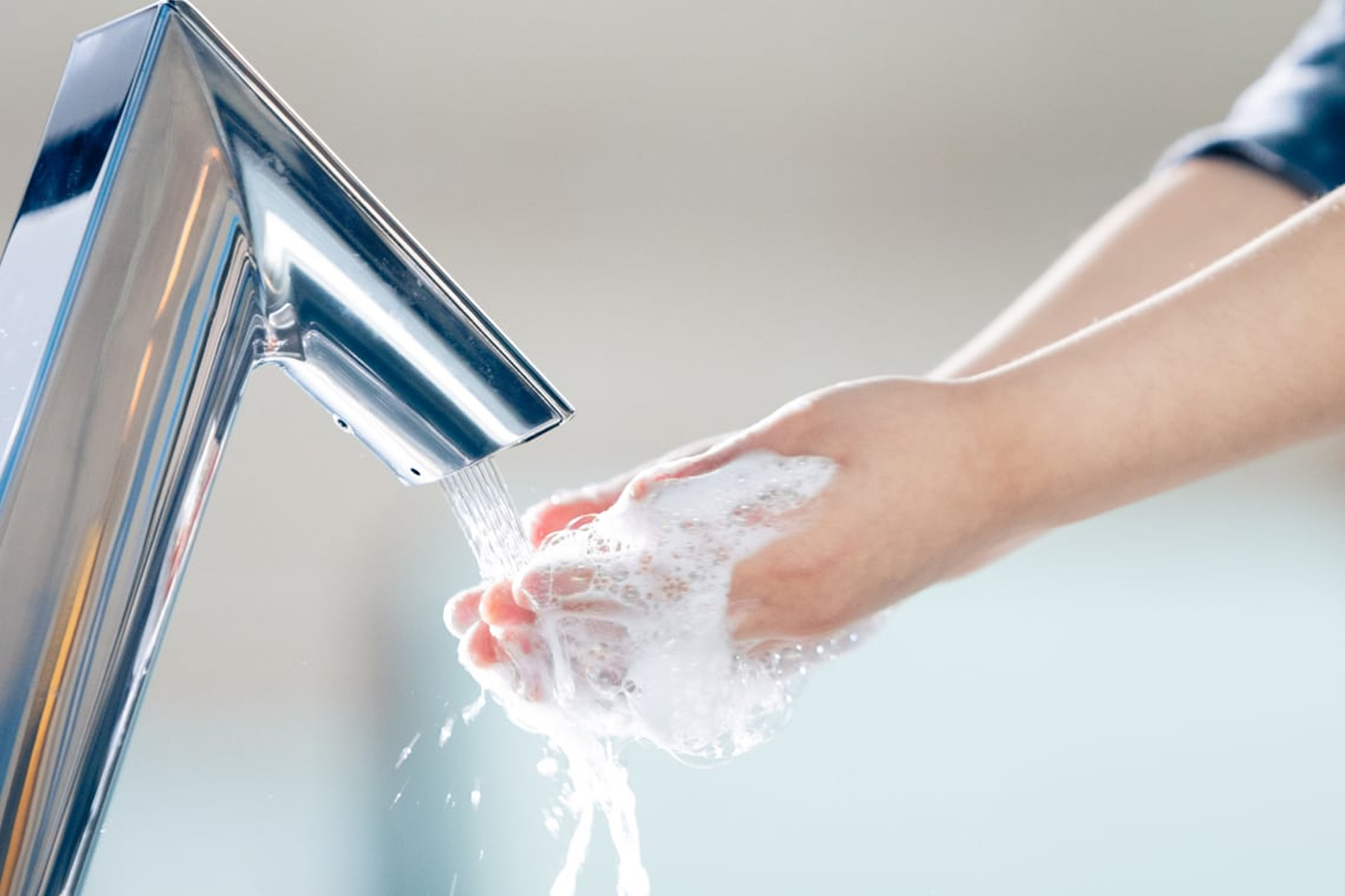 Kid washing hands with BASYS®