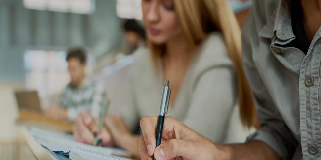 正在参加书面考试的学生