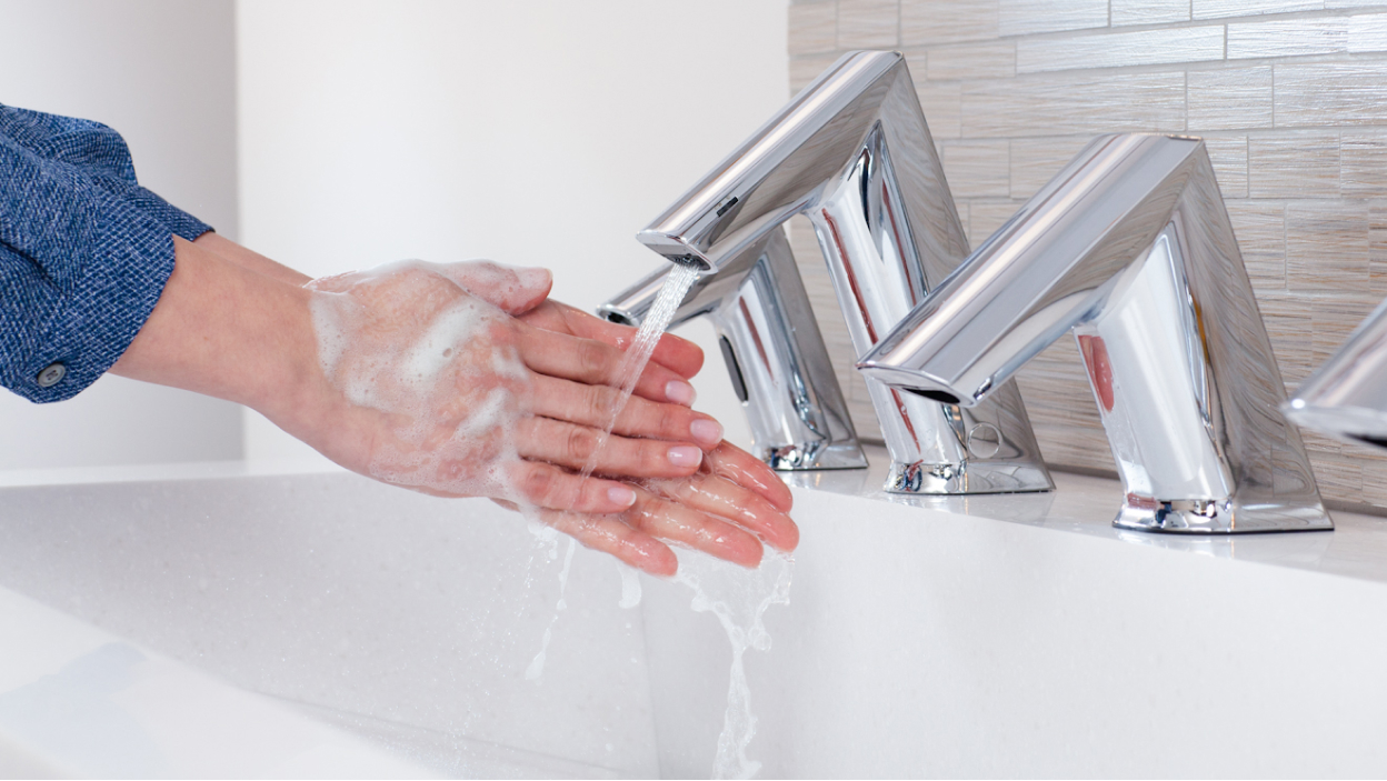 我们的 BASYS® 引导式洗手龙头配有智能计时器，可帮助用户掌握洗手时间。